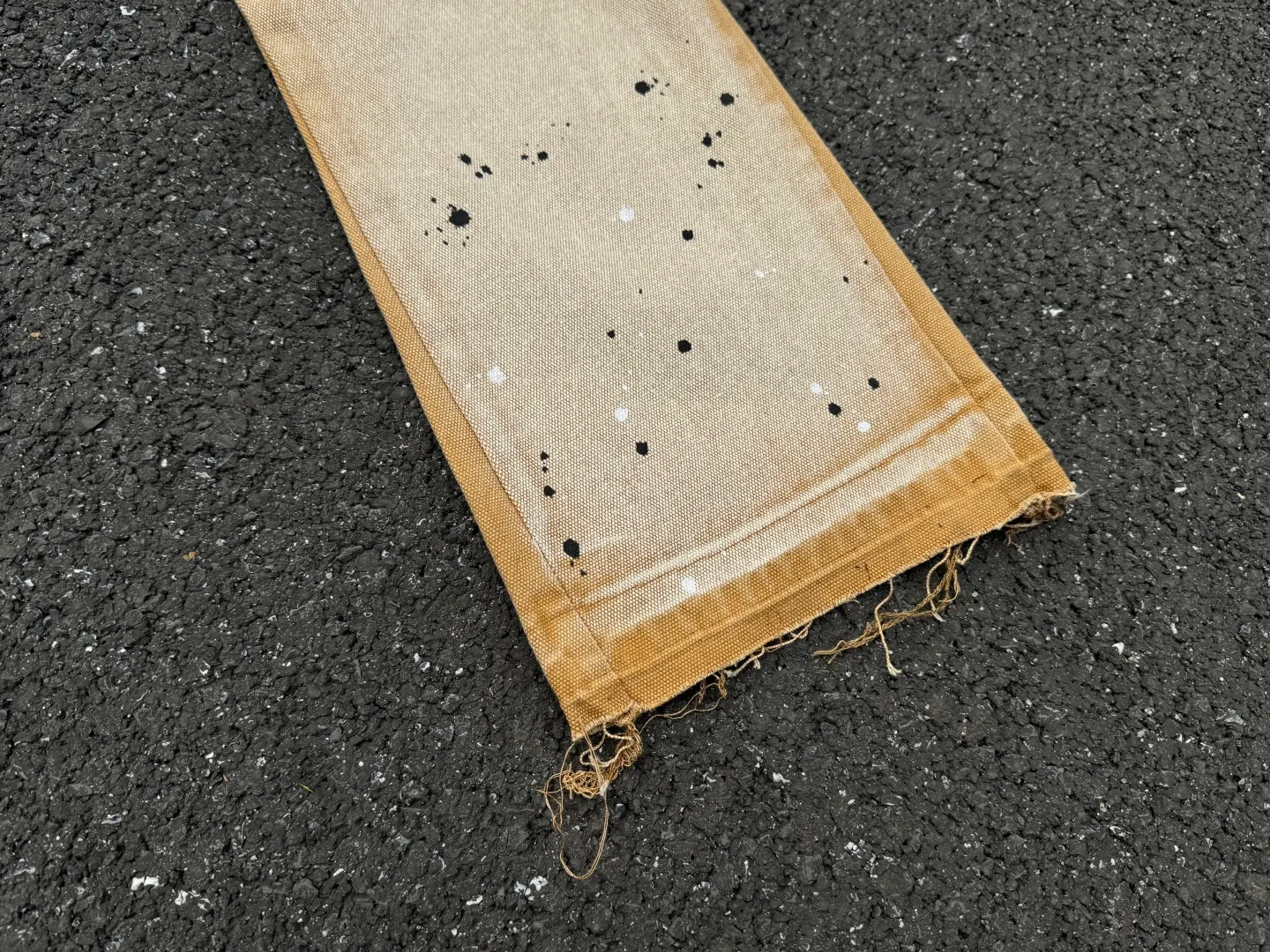 P250💰G91 GALLERY DEPT. Spliced ​​patches, ink-splashed denim bell-bottoms, washed distressed spliced ​​jeans, denim washing factory. During the process, the owner of the washing factory helped introduce a boss who once worked at the Levi OEM factory and then started his own business. This also paved the way for the following styles. Therefore, Levi's remodeled single product for the base plate is really familiar. Whether it is the fabrics supplied or the lathes used in production, there is nothing to choose from. -Color: Black -Size: S-XXL (corresponding to 28-36)